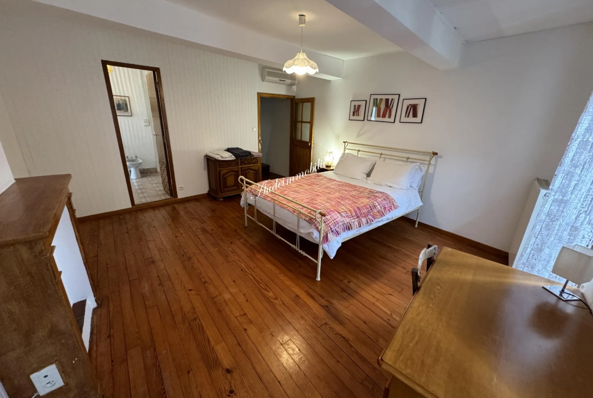 Maison de ville avec terrasse à Limoux, 115 m2, proche commerces 