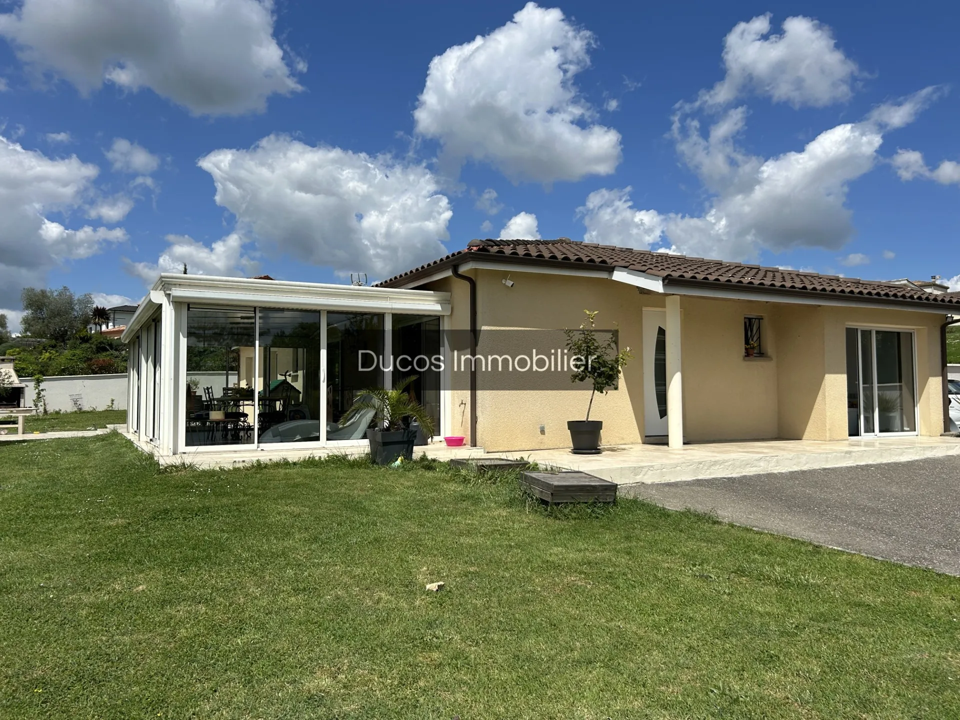 Maison familiale moderne à vendre près de Marmande avec grand garage et jardin clos 