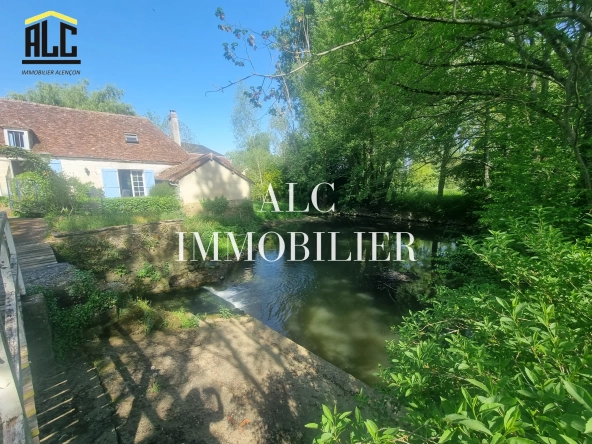 Charmant moulin avec riviere à Mortagne-au-Perche dans un environnement bucolique