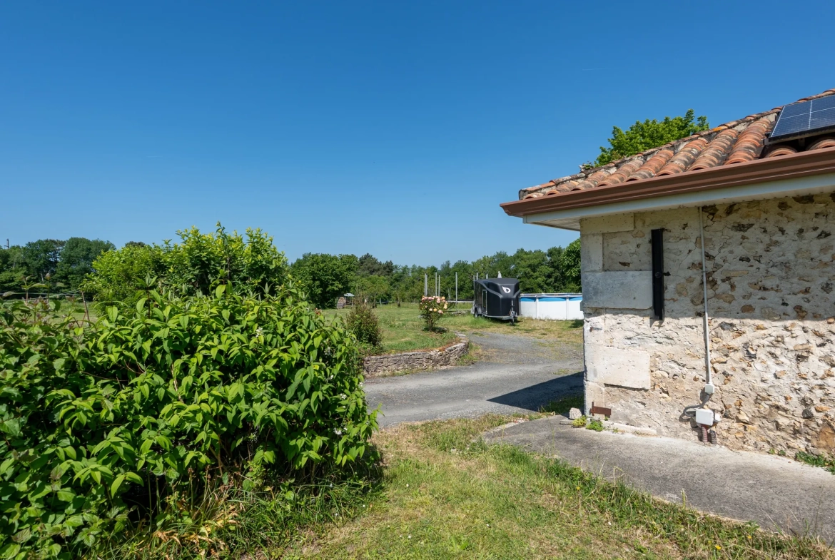 Ferme en pierre rénovée à proximité de Périgueux avec 1,3 hectare et dépendances 