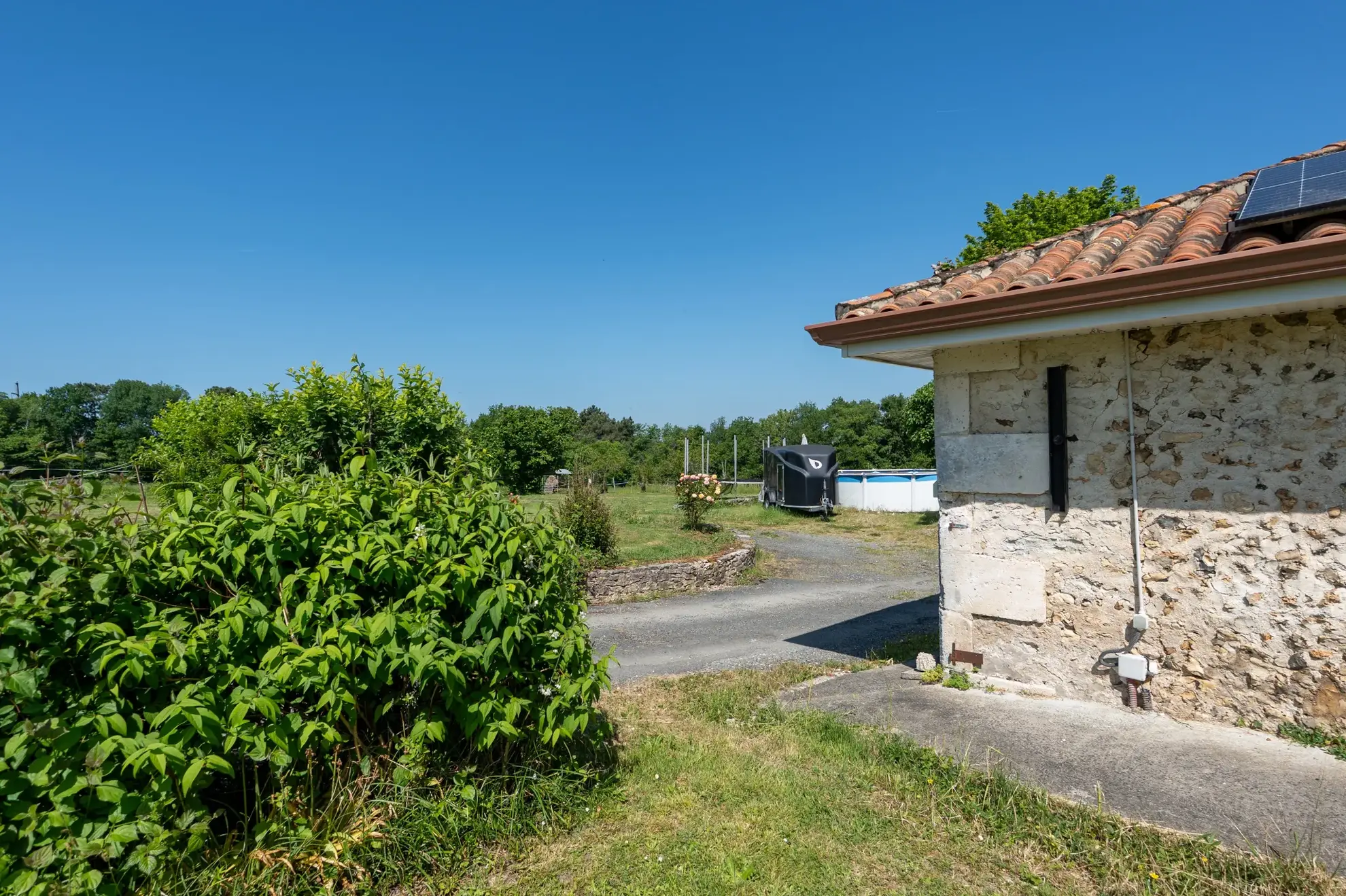 Ferme en pierre rénovée à proximité de Périgueux avec 1,3 hectare et dépendances 
