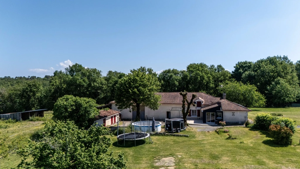 Ferme rénovée aux portes de Périgueux avec terrain de 1,3 ha et dépendances, idéal pour vivre ou investir