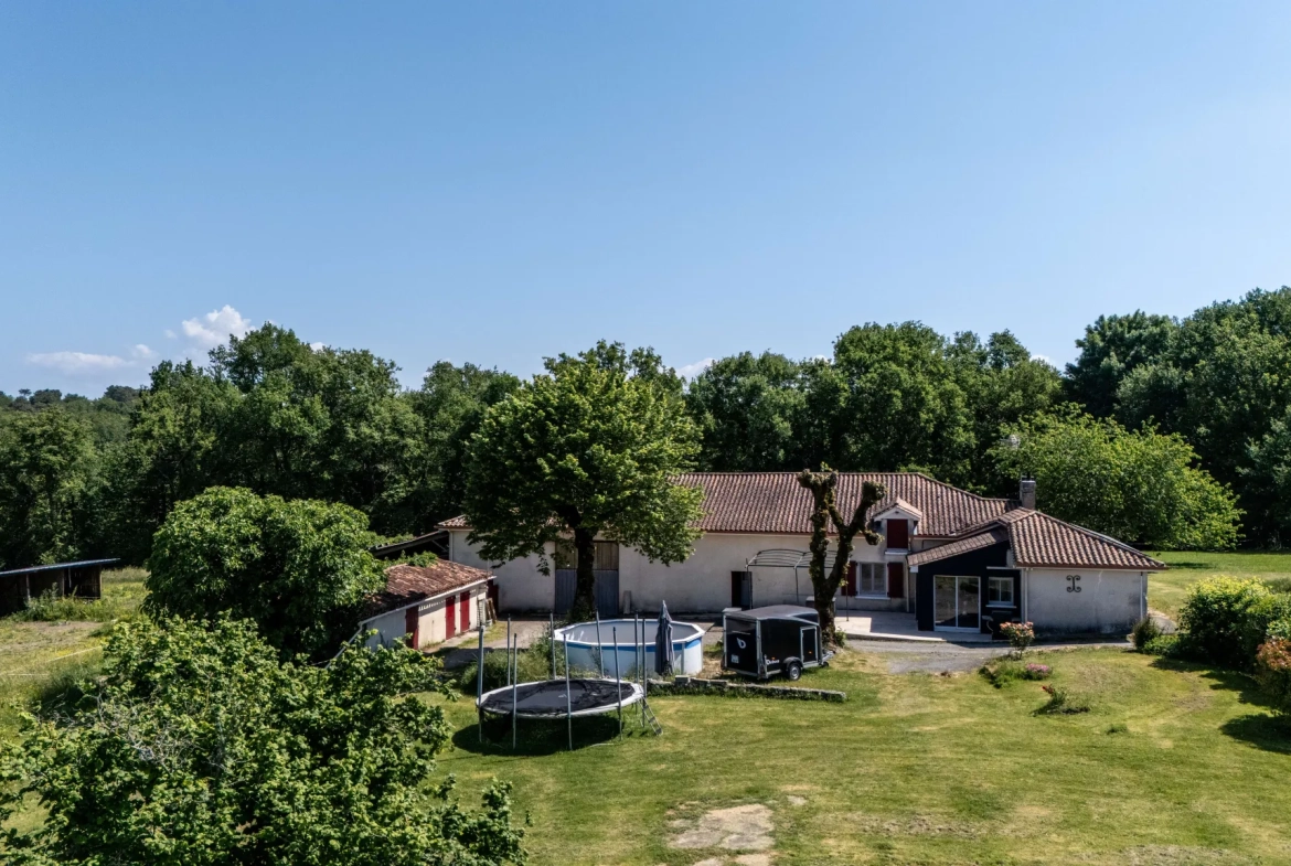 Ferme en pierre rénovée à proximité de Périgueux avec 1,3 hectare et dépendances 