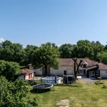 Ferme rénovée aux portes de Périgueux avec terrain de 1,3 ha et dépendances, idéal pour vivre ou investir