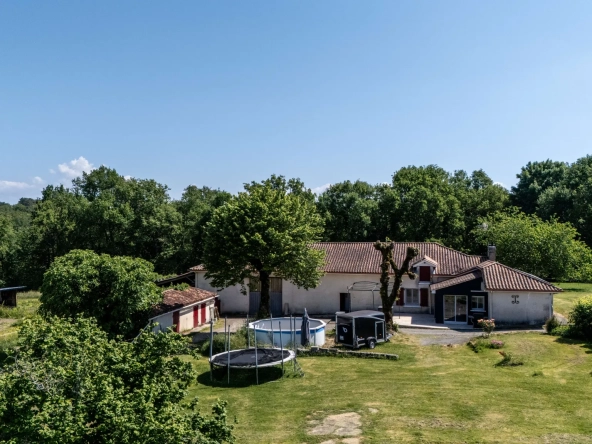 Ferme en pierre rénovée à proximité de Périgueux avec 1,3 hectare et dépendances