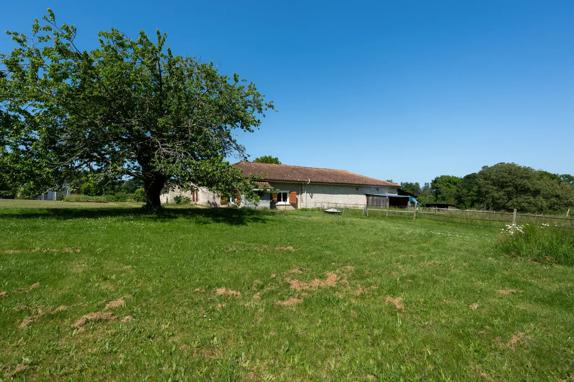 Ferme en pierre rénovée à proximité de Périgueux avec 1,3 hectare et dépendances 