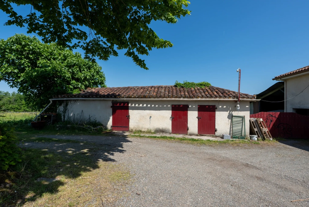 Ferme en pierre rénovée à proximité de Périgueux avec 1,3 hectare et dépendances 