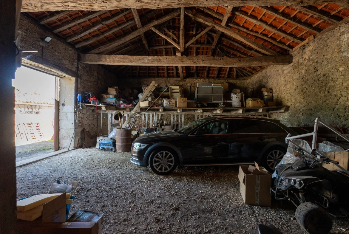 Ferme en pierre rénovée à proximité de Périgueux avec 1,3 hectare et dépendances 