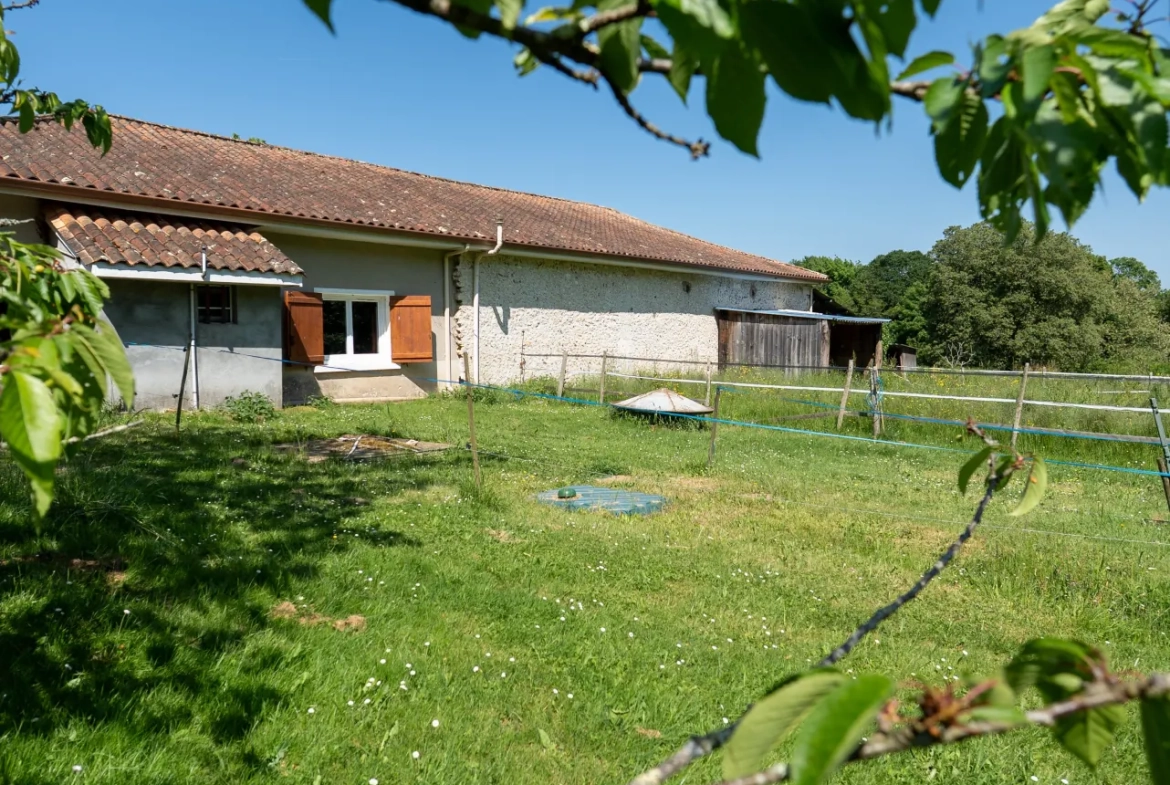Ferme en pierre rénovée à proximité de Périgueux avec 1,3 hectare et dépendances 