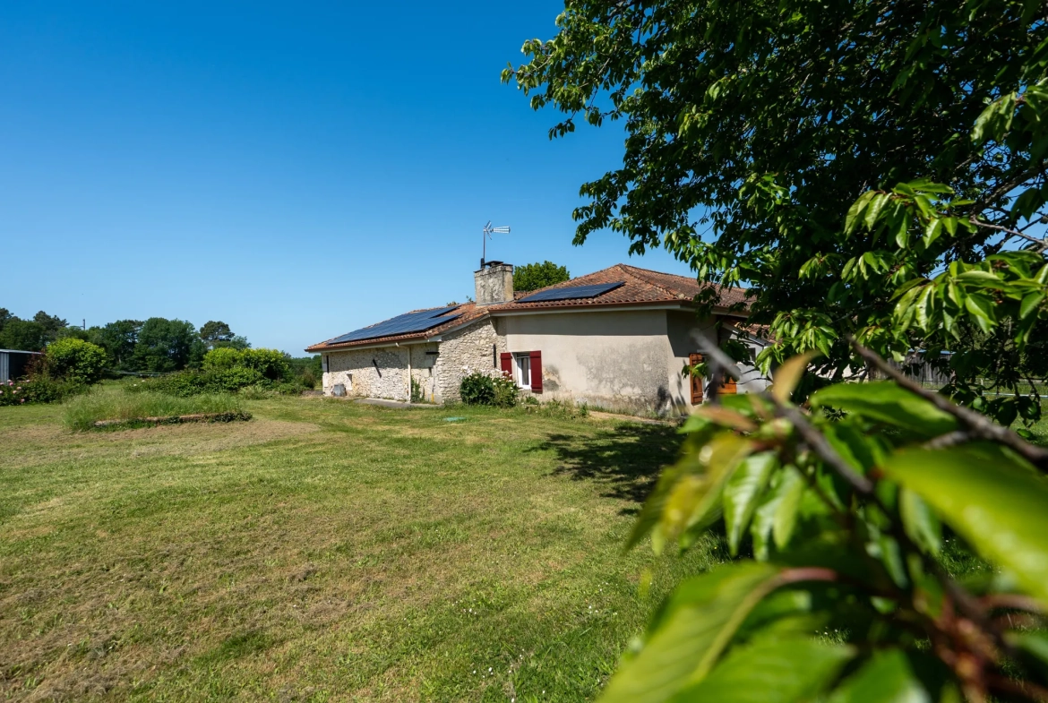 Ferme en pierre rénovée à proximité de Périgueux avec 1,3 hectare et dépendances 