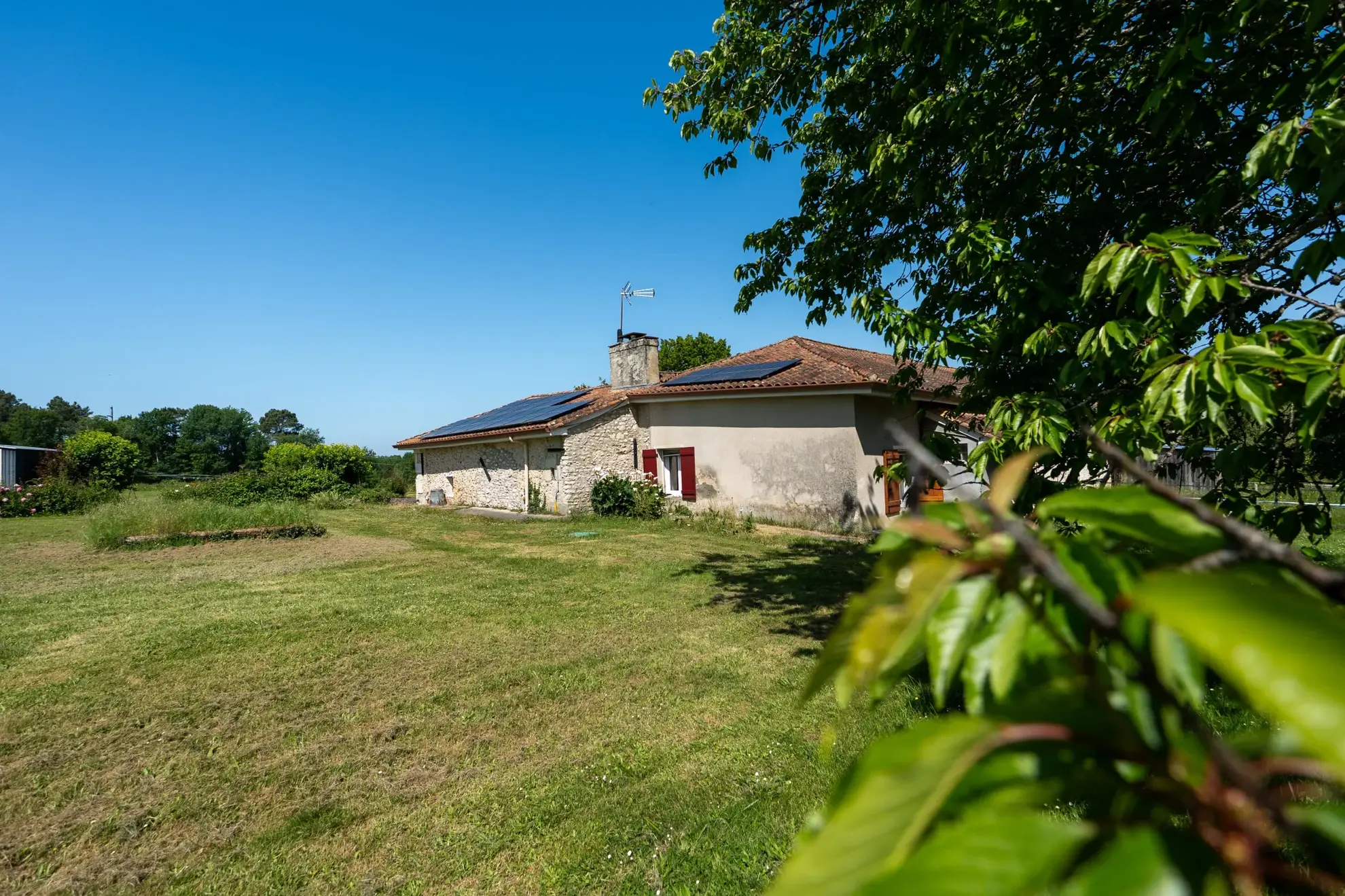 Ferme en pierre rénovée à proximité de Périgueux avec 1,3 hectare et dépendances 