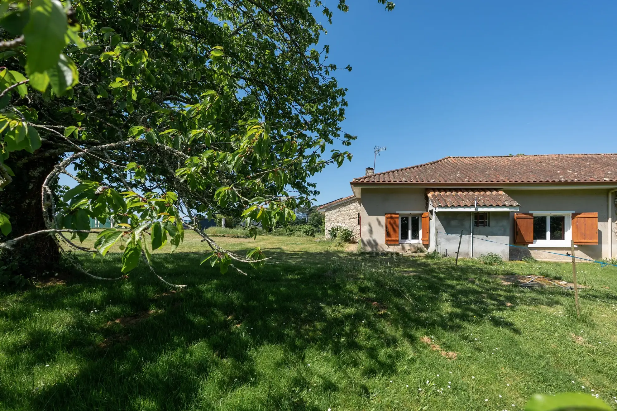 Ferme en pierre rénovée à proximité de Périgueux avec 1,3 hectare et dépendances 