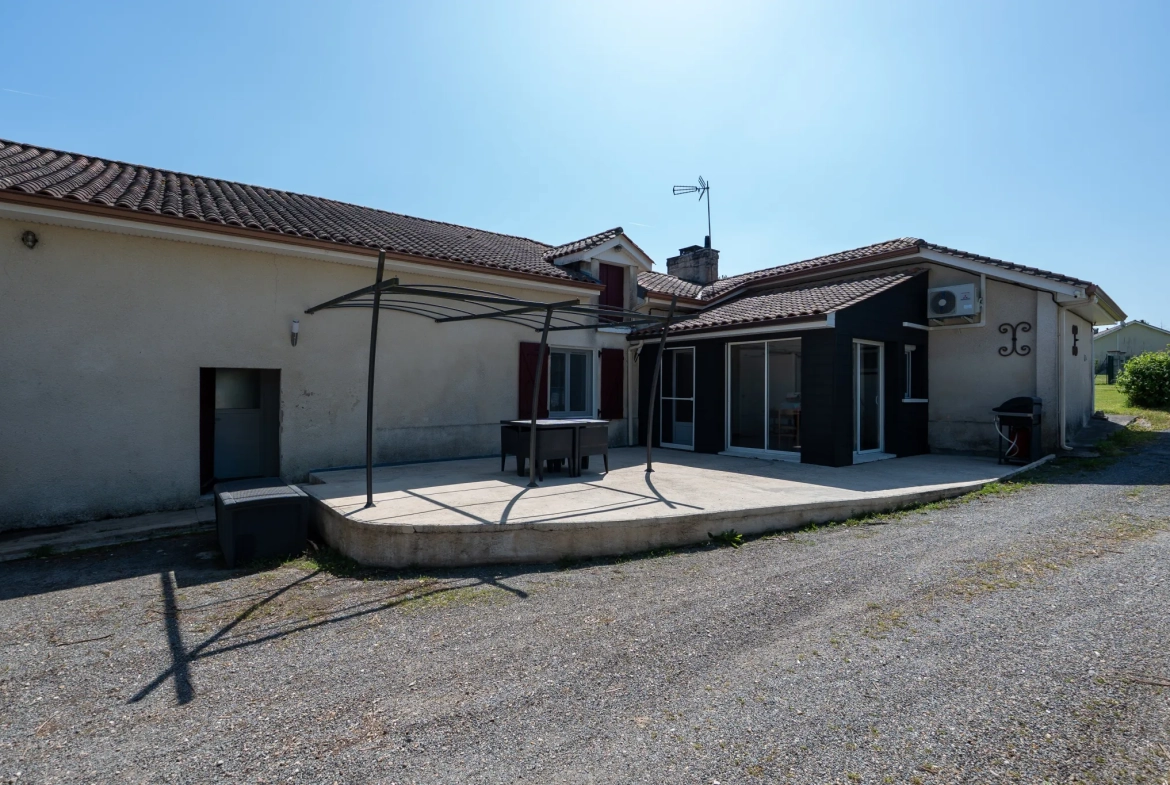 Ferme en pierre rénovée à proximité de Périgueux avec 1,3 hectare et dépendances 