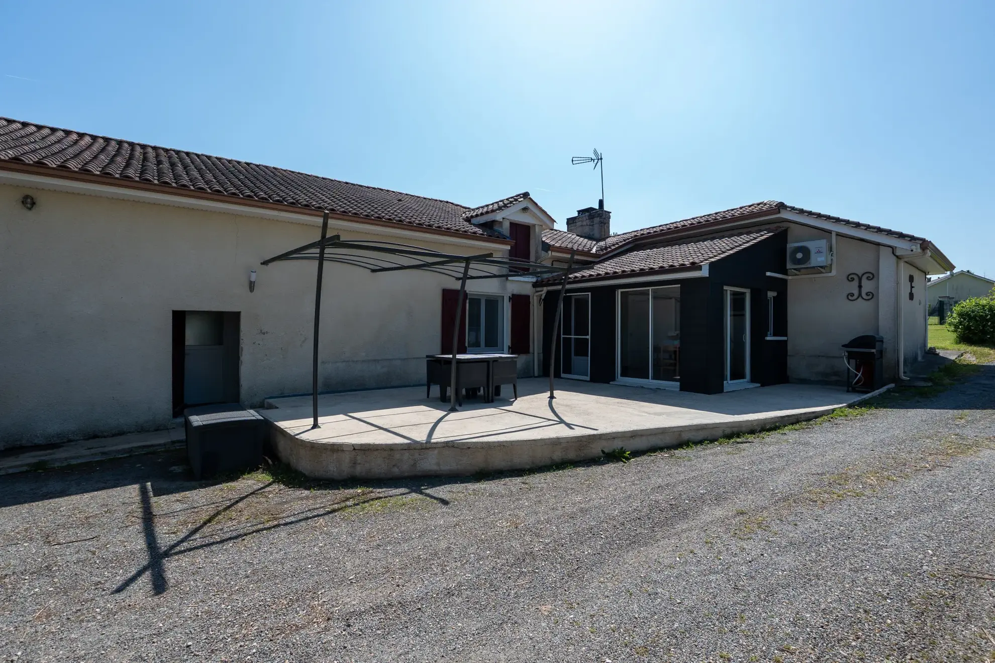 Ferme en pierre rénovée à proximité de Périgueux avec 1,3 hectare et dépendances 