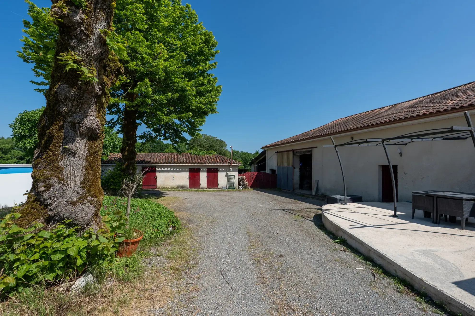 Ferme en pierre rénovée à proximité de Périgueux avec 1,3 hectare et dépendances 