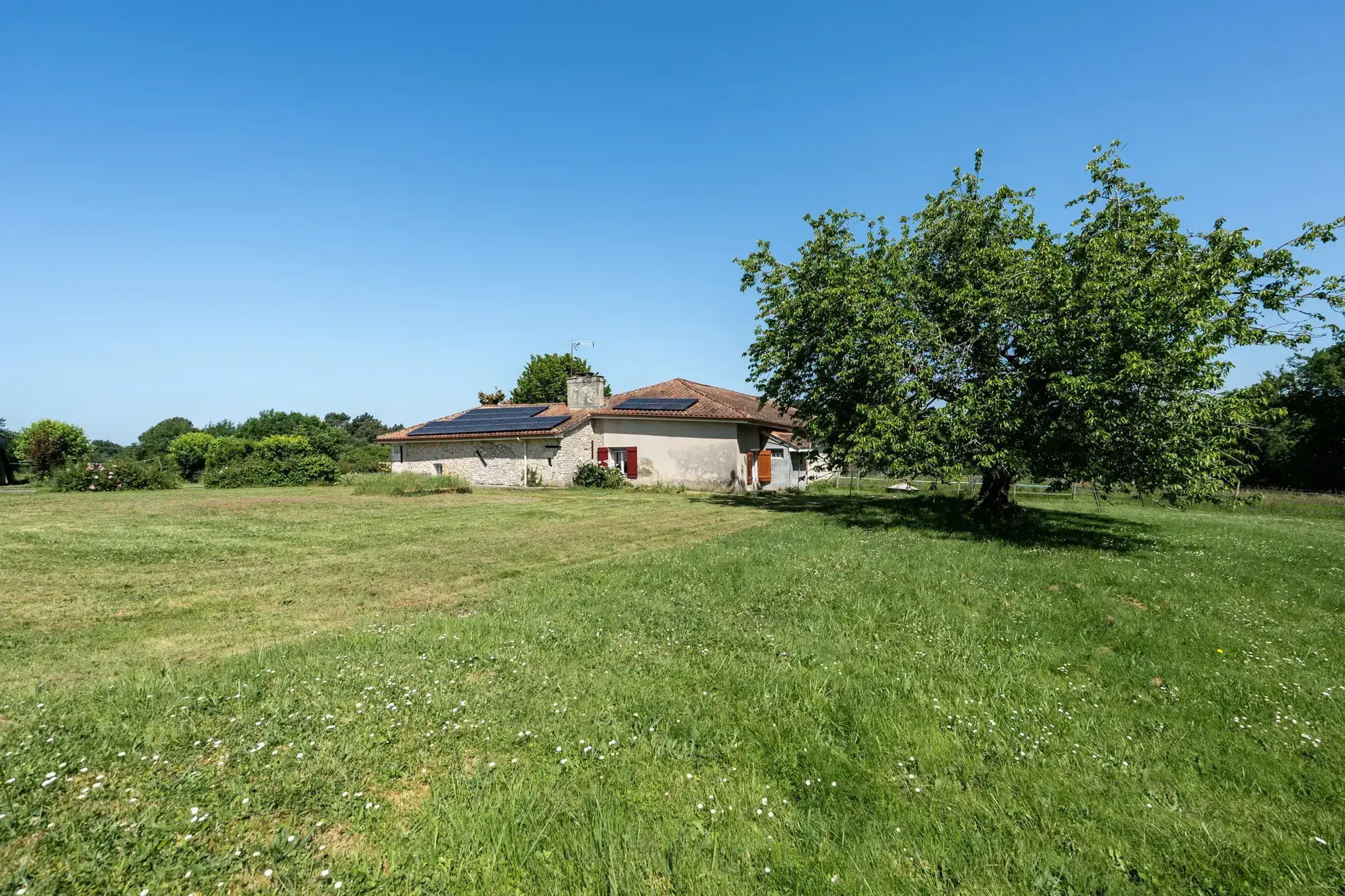 Ferme en pierre rénovée à proximité de Périgueux avec 1,3 hectare et dépendances 