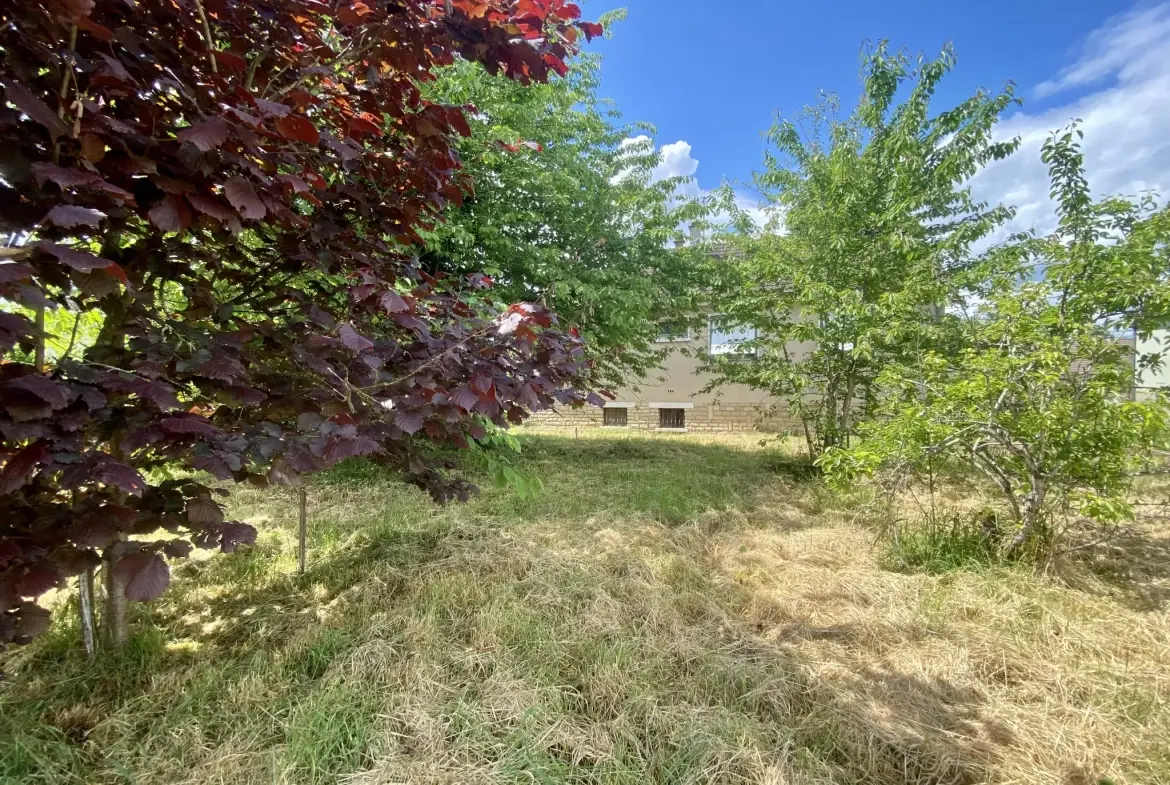 Charmant pavillon avec sous-sol et grand terrain à Cercy la Tour 58340 