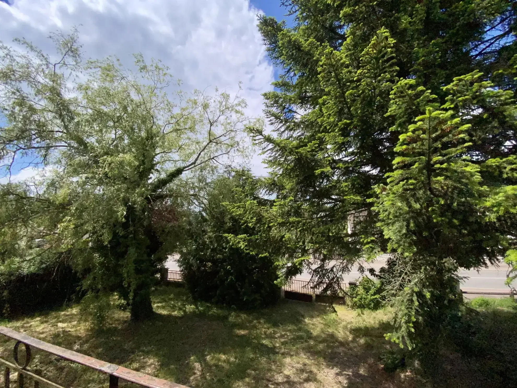 Charmant pavillon avec sous-sol et grand terrain à Cercy la Tour 58340 
