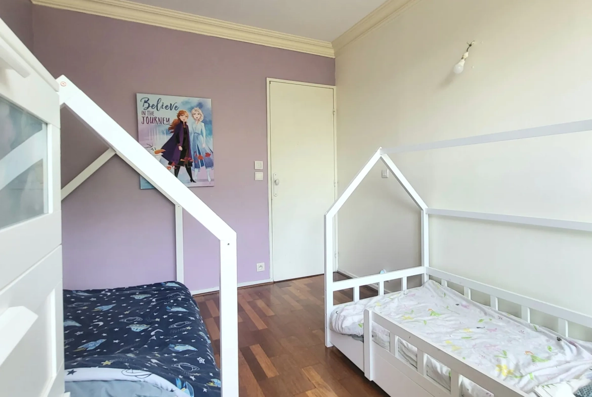 appartement familial moderne avec terrasse et parking à Épinay-sur-Seine 