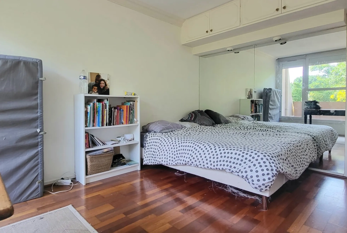 appartement familial moderne avec terrasse et parking à Épinay-sur-Seine 