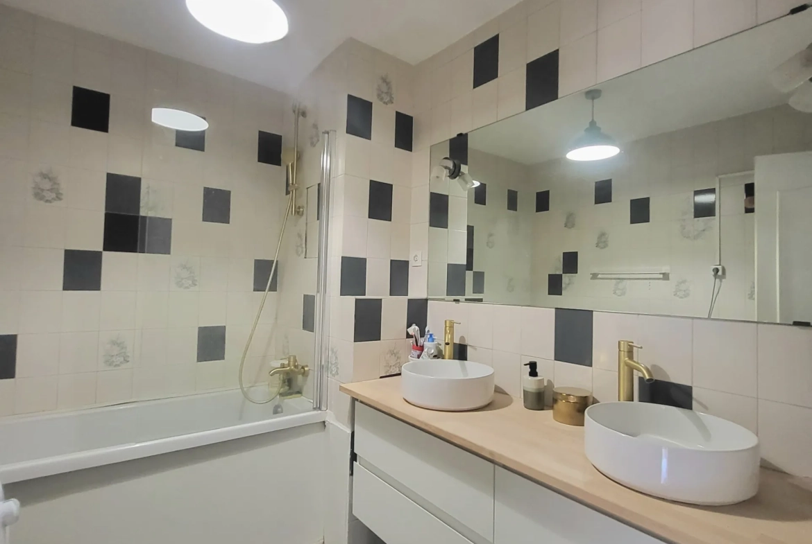 appartement familial moderne avec terrasse et parking à Épinay-sur-Seine 