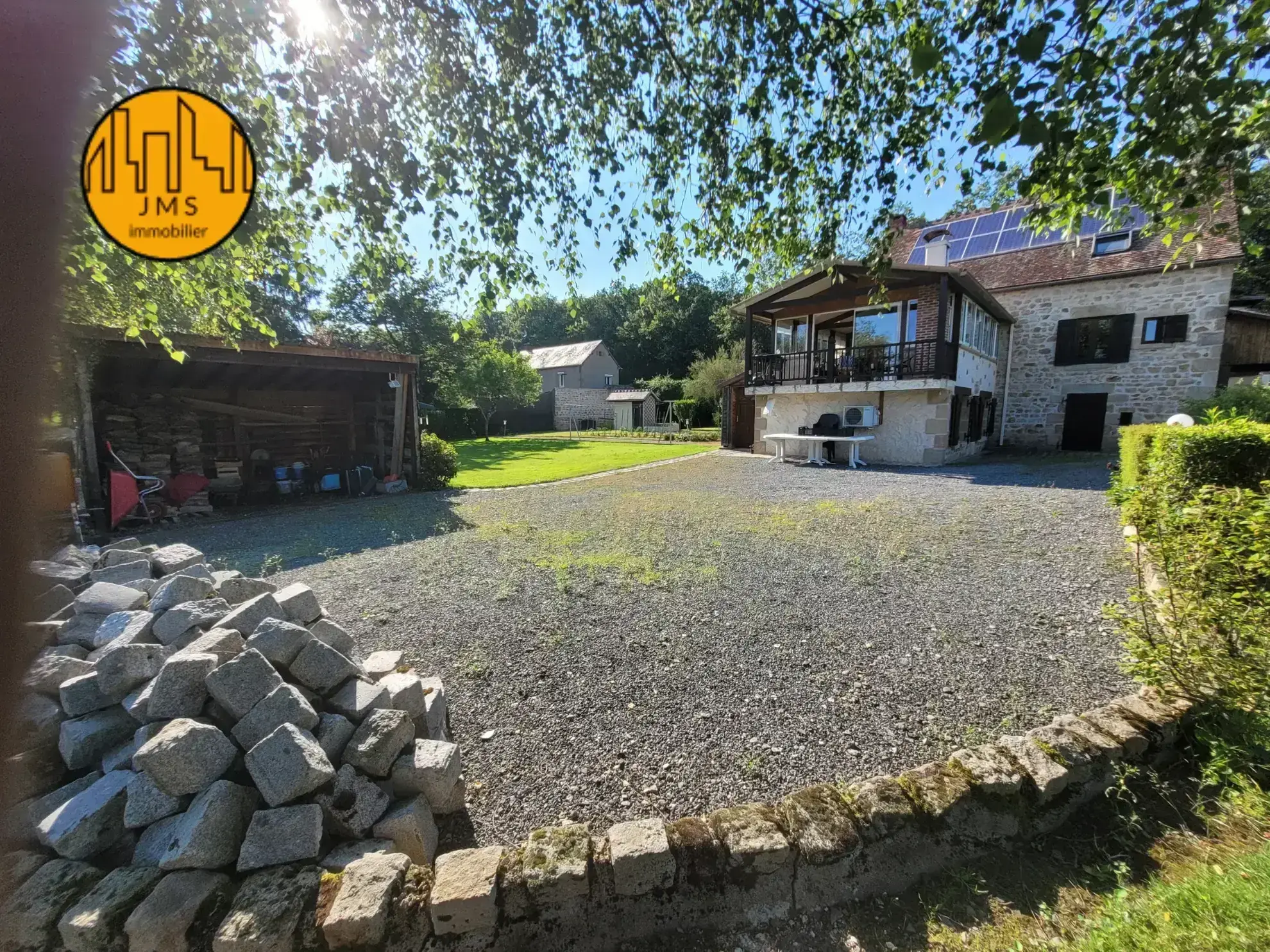 Belle maison familiale à Saint-Hilaire avec 4 chambres et véranda climatisée près de l'autoroute A71 