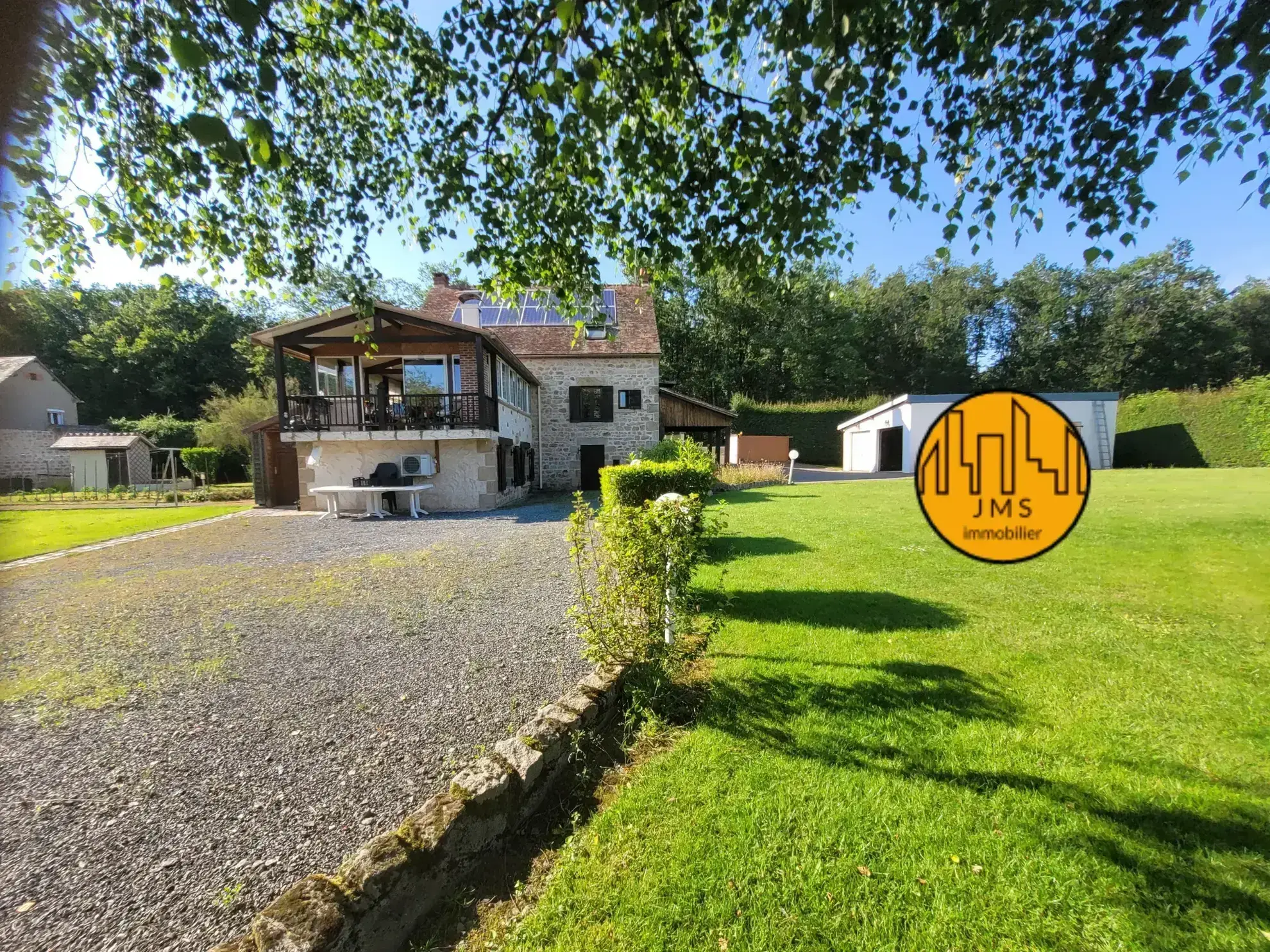 Belle maison familiale à Saint-Hilaire avec 4 chambres et véranda climatisée près de l'autoroute A71 