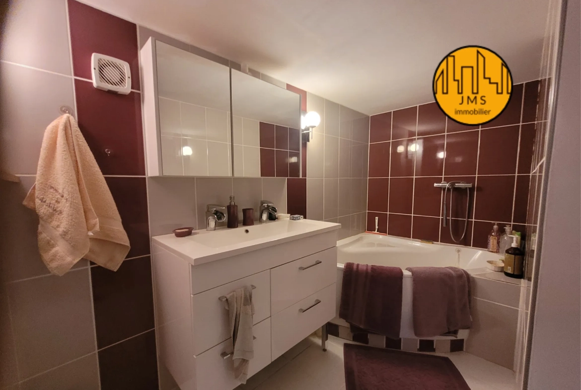 Belle maison familiale à Saint-Hilaire avec 4 chambres et véranda climatisée près de l'autoroute A71 