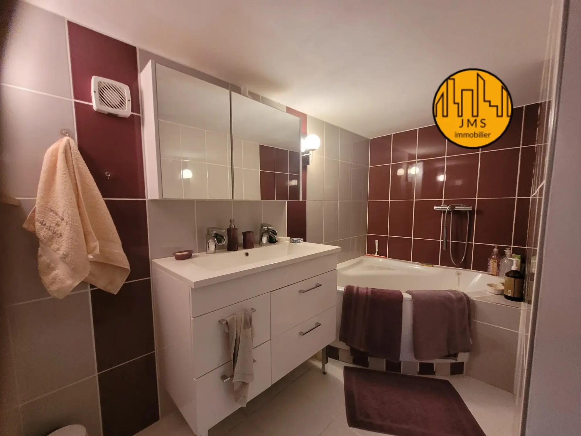 Belle maison familiale à Saint-Hilaire avec 4 chambres et véranda climatisée près de l'autoroute A71 