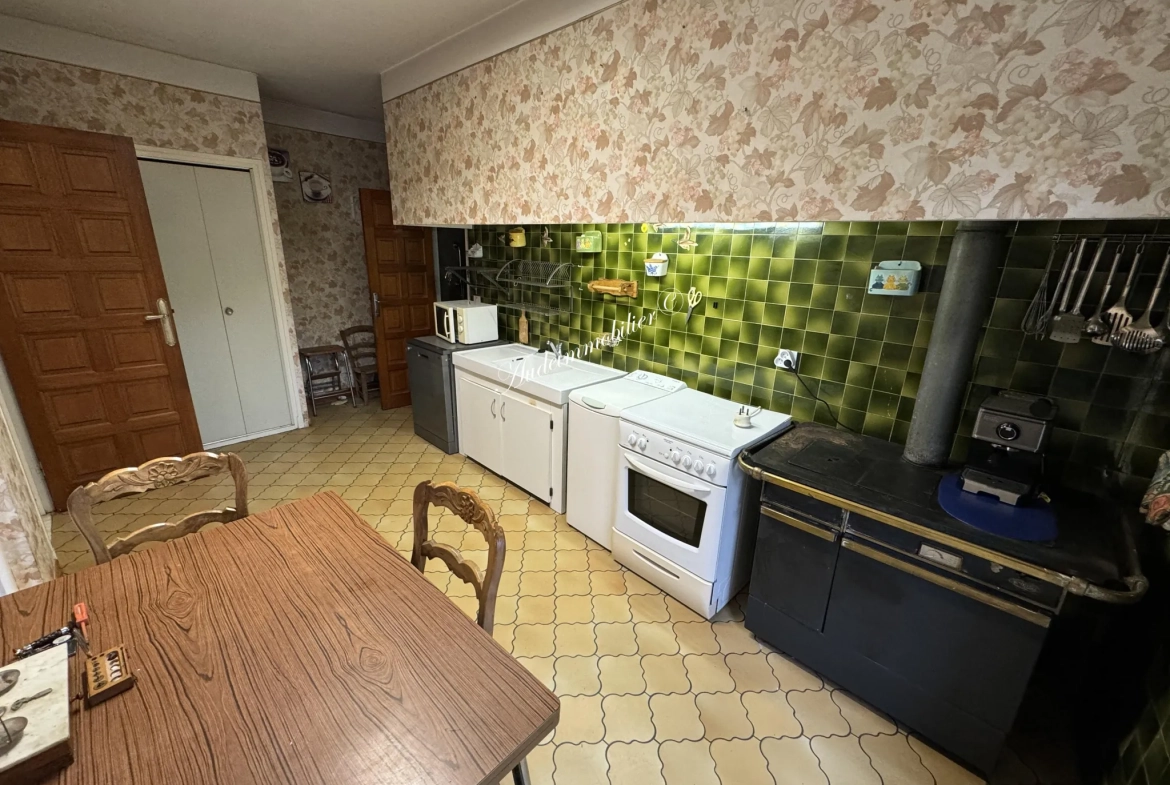 Belle maison familiale avec jardin et garages à Quillan en Haute-Vallée 