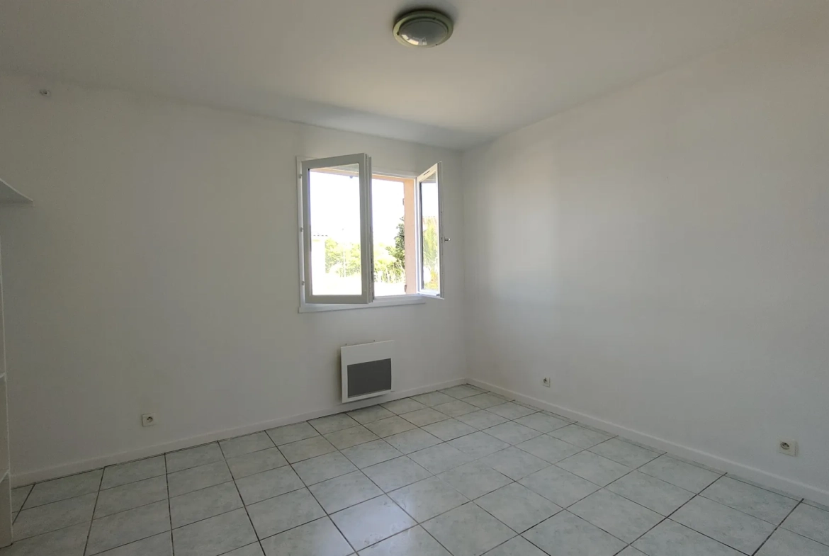 Maison récente à Caudrot avec 3 chambres, grand terrain et vue sur coteaux 