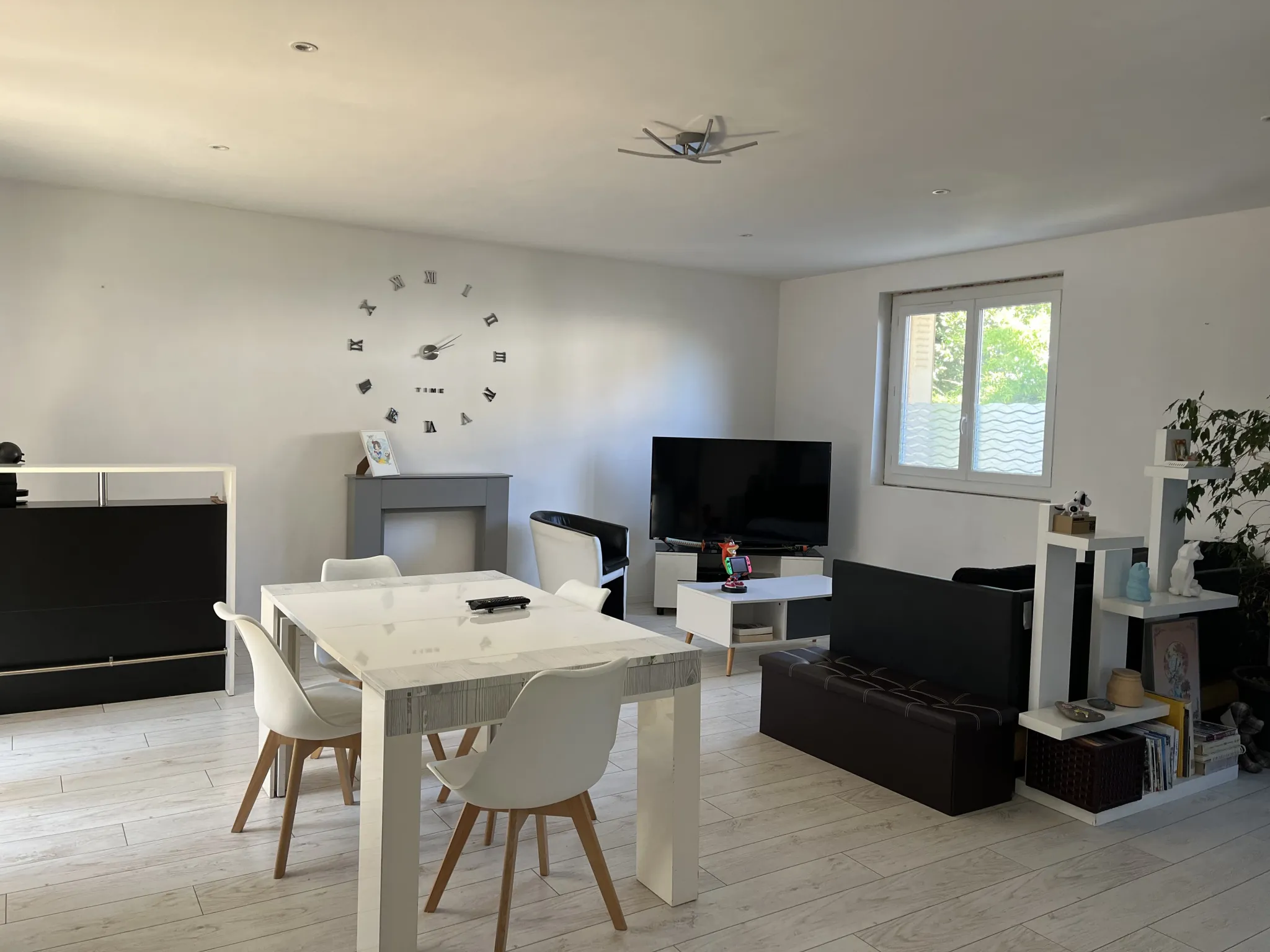 Maison duplex des années 1960 à Tarbes avec jardin et balcon à rénover 