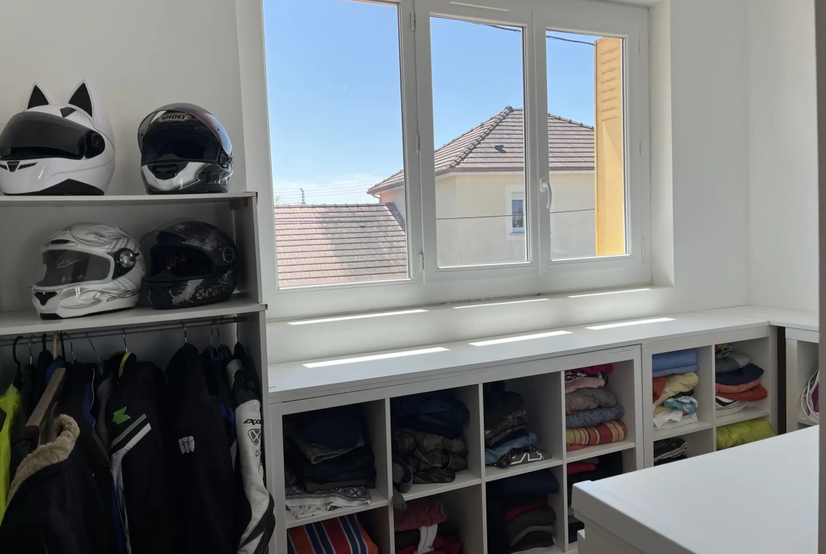 Maison duplex des années 1960 à Tarbes avec jardin et balcon à rénover 