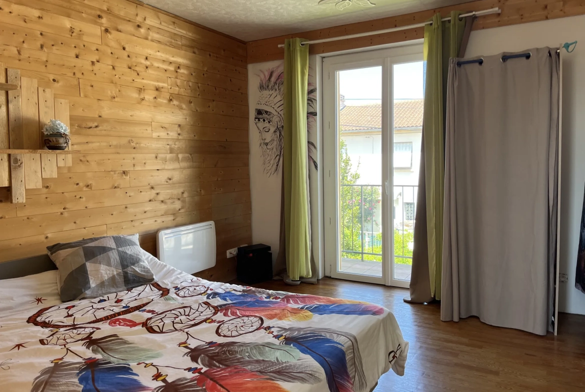 Maison duplex des années 1960 à Tarbes avec jardin et balcon à rénover 