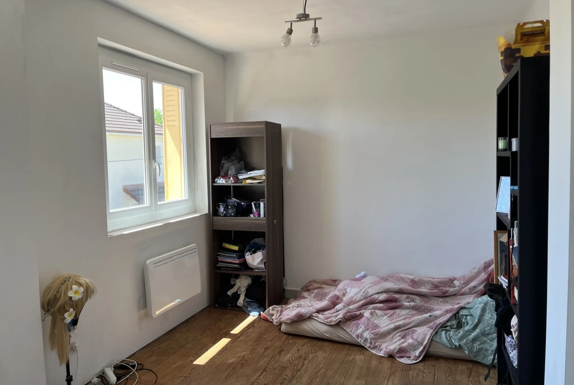 Maison duplex des années 1960 à Tarbes avec jardin et balcon à rénover 