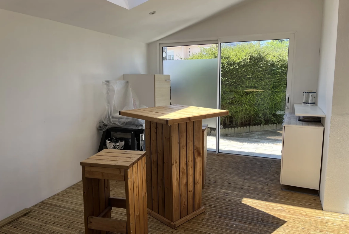 Maison duplex des années 1960 à Tarbes avec jardin et balcon à rénover 
