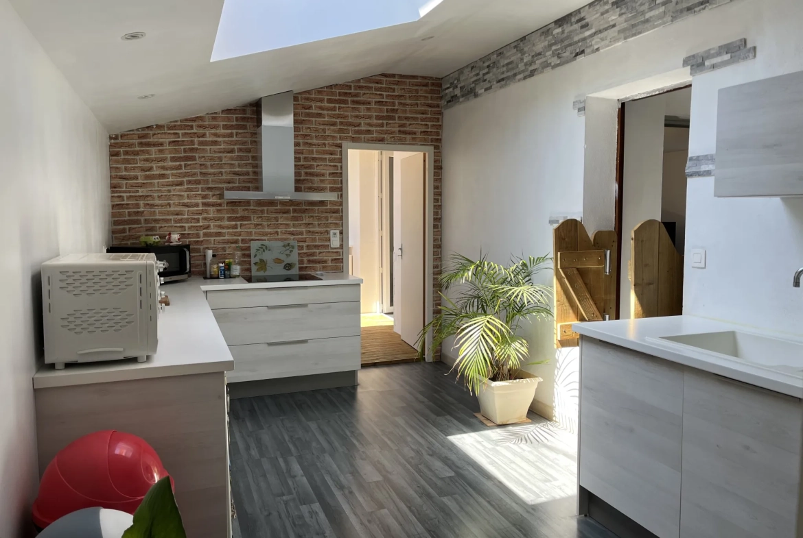 Maison duplex des années 1960 à Tarbes avec jardin et balcon à rénover 