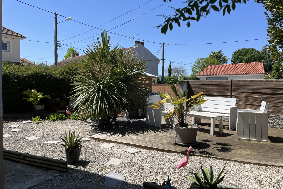 Maison duplex des années 1960 à Tarbes avec jardin et balcon à rénover 