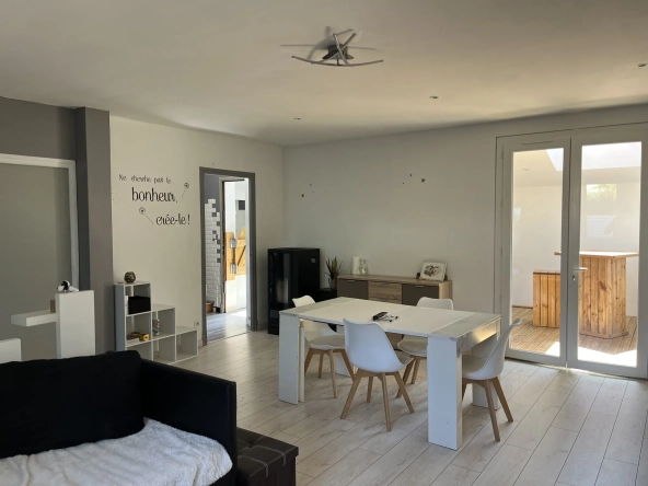 Maison duplex des années 1960 à Tarbes avec jardin et balcon à rénover