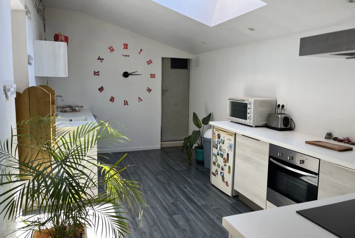 Maison duplex des années 1960 à Tarbes avec jardin et balcon à rénover 