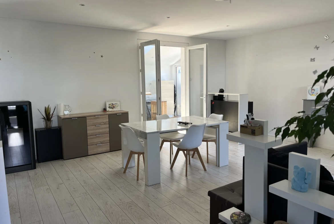Maison duplex des années 1960 à Tarbes avec jardin et balcon à rénover 