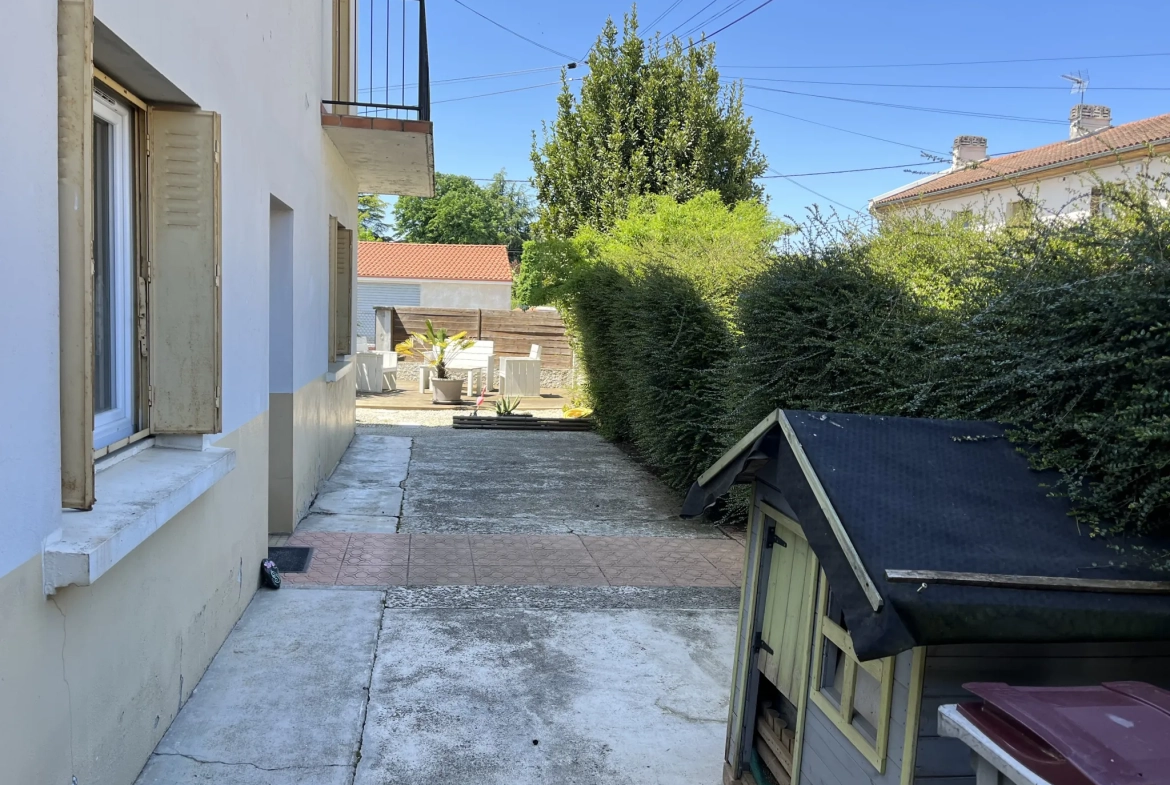 Maison duplex des années 1960 à Tarbes avec jardin et balcon à rénover 