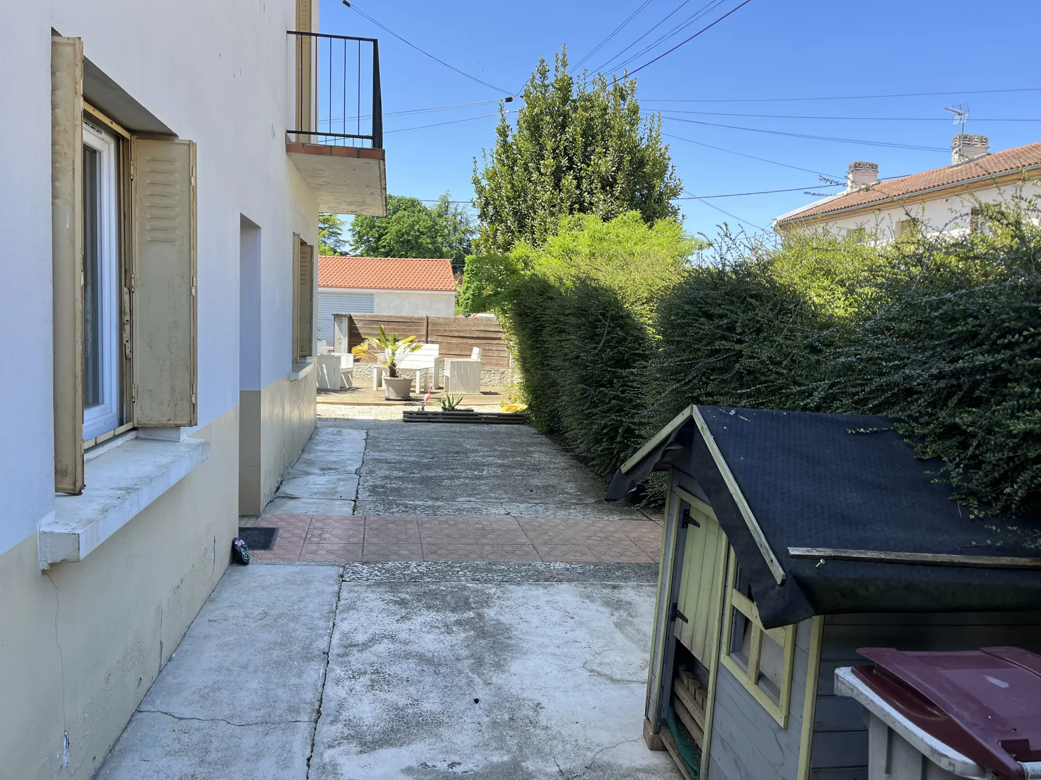 Maison duplex des années 1960 à Tarbes avec jardin et balcon à rénover 