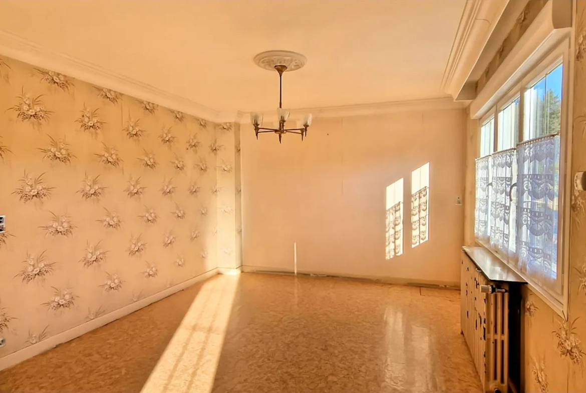 Maison de caractère de 3 niveaux avec 6 chambres, garage et jardin à Leyme dans le Lot 