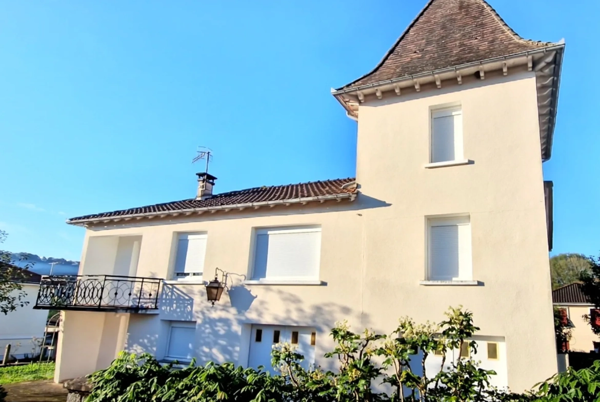 Maison de caractère de 3 niveaux avec 6 chambres, garage et jardin à Leyme dans le Lot 