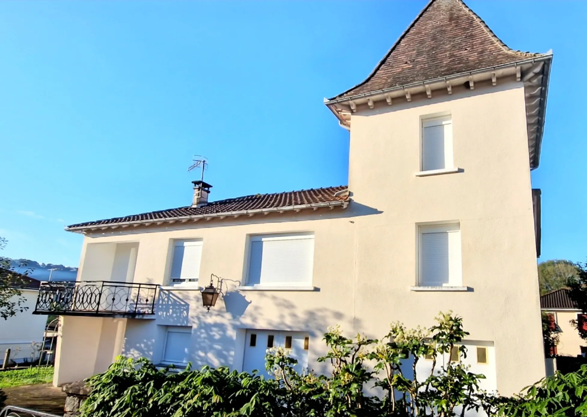 Maison de caractère de 3 niveaux avec 6 chambres, garage et jardin à Leyme dans le Lot 