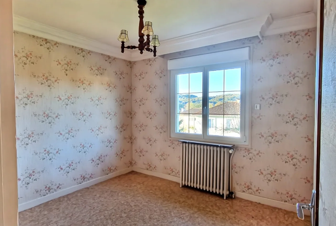 Maison de caractère de 3 niveaux avec 6 chambres, garage et jardin à Leyme dans le Lot 