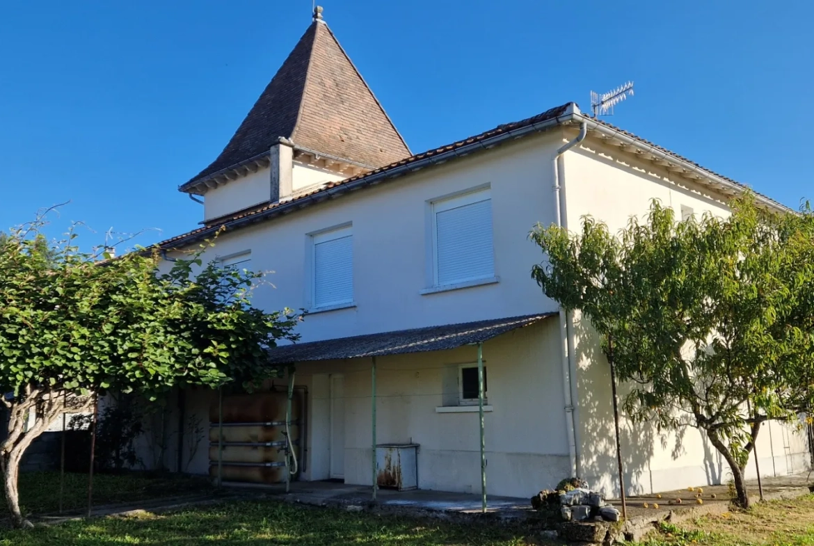 Maison de caractère de 3 niveaux avec 6 chambres, garage et jardin à Leyme dans le Lot 