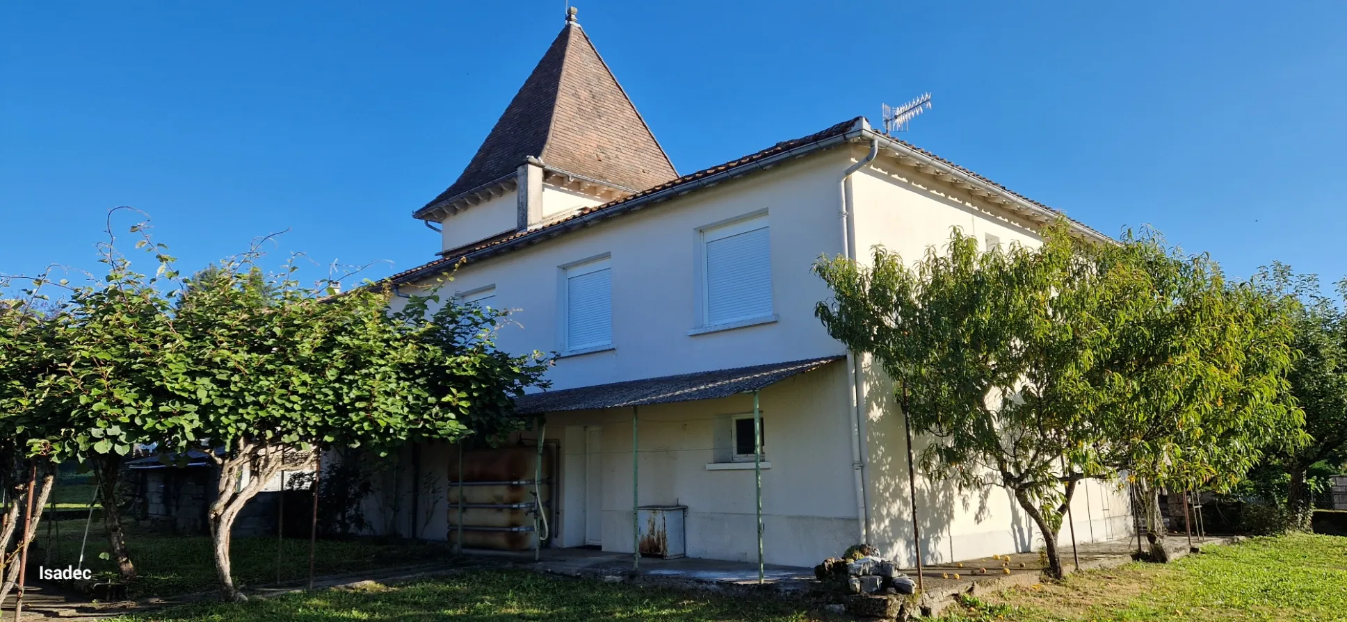 Maison de caractère de 3 niveaux avec 6 chambres, garage et jardin à Leyme dans le Lot 