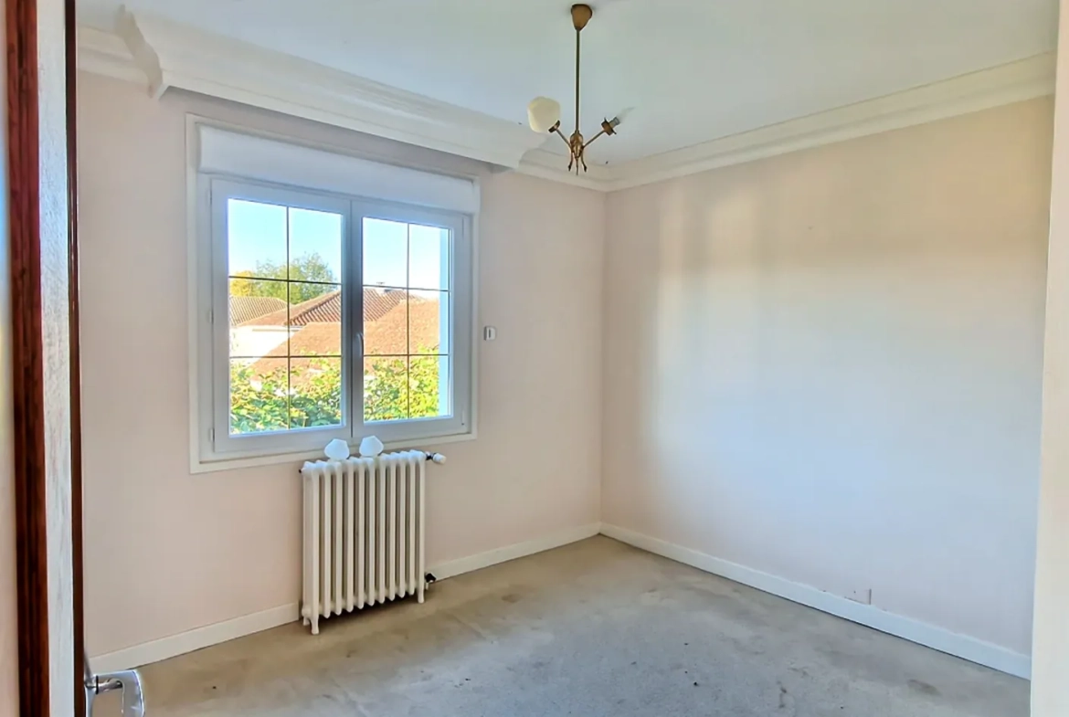 Maison de caractère de 3 niveaux avec 6 chambres, garage et jardin à Leyme dans le Lot 